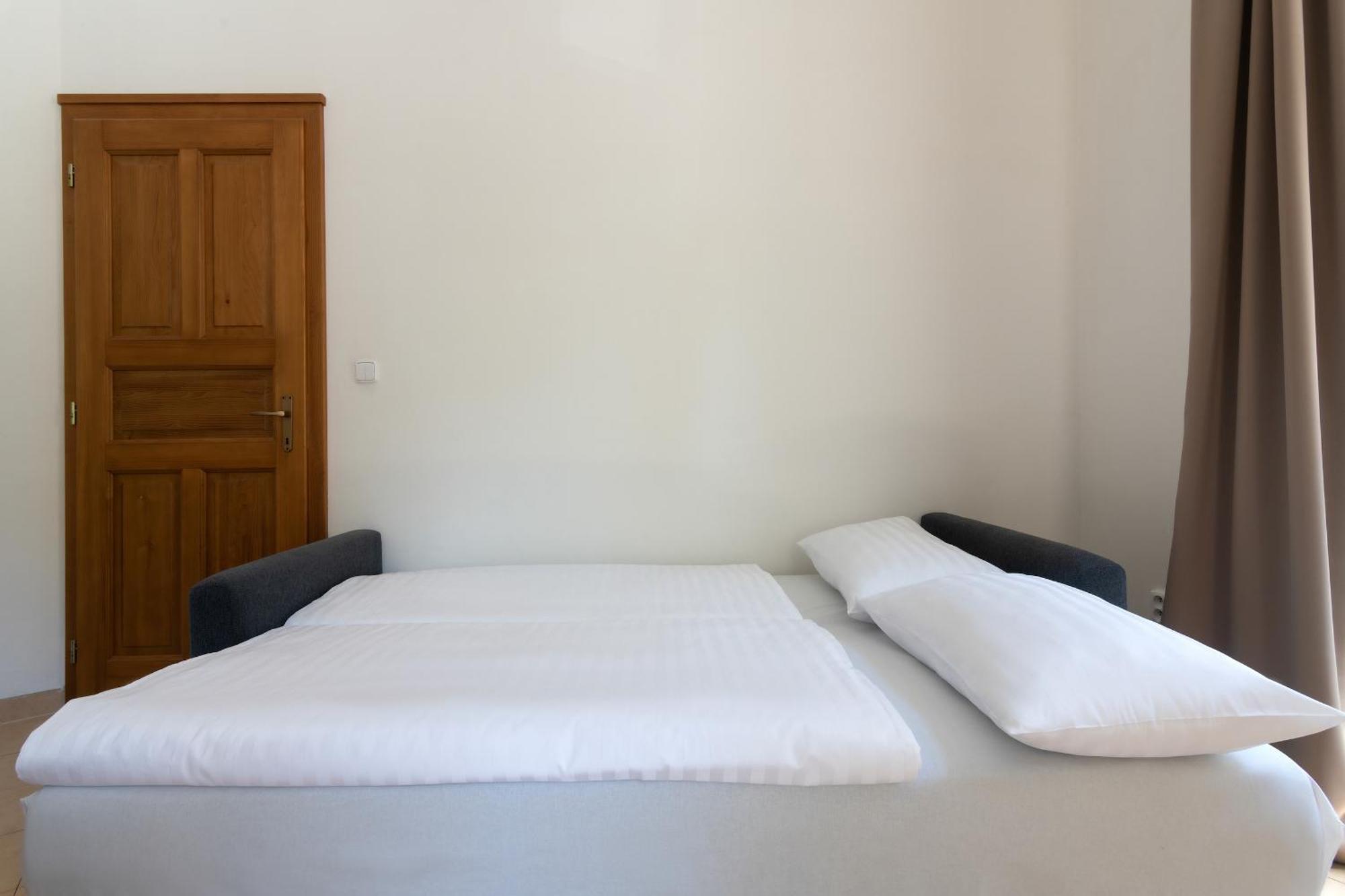 Bohemian Dreams Apartments And Suites By Dwellfort Prague Room photo