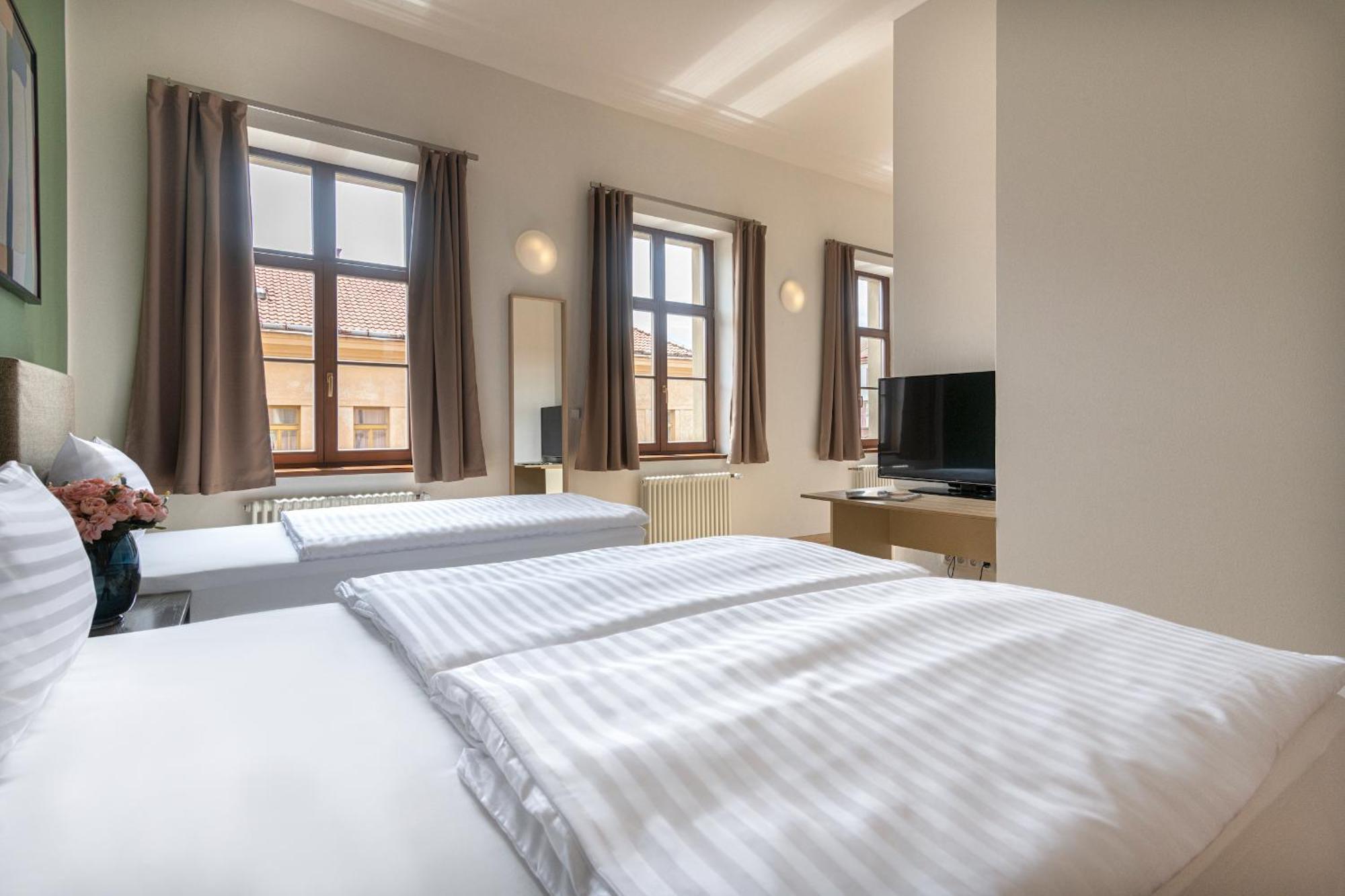 Bohemian Dreams Apartments And Suites By Dwellfort Prague Room photo