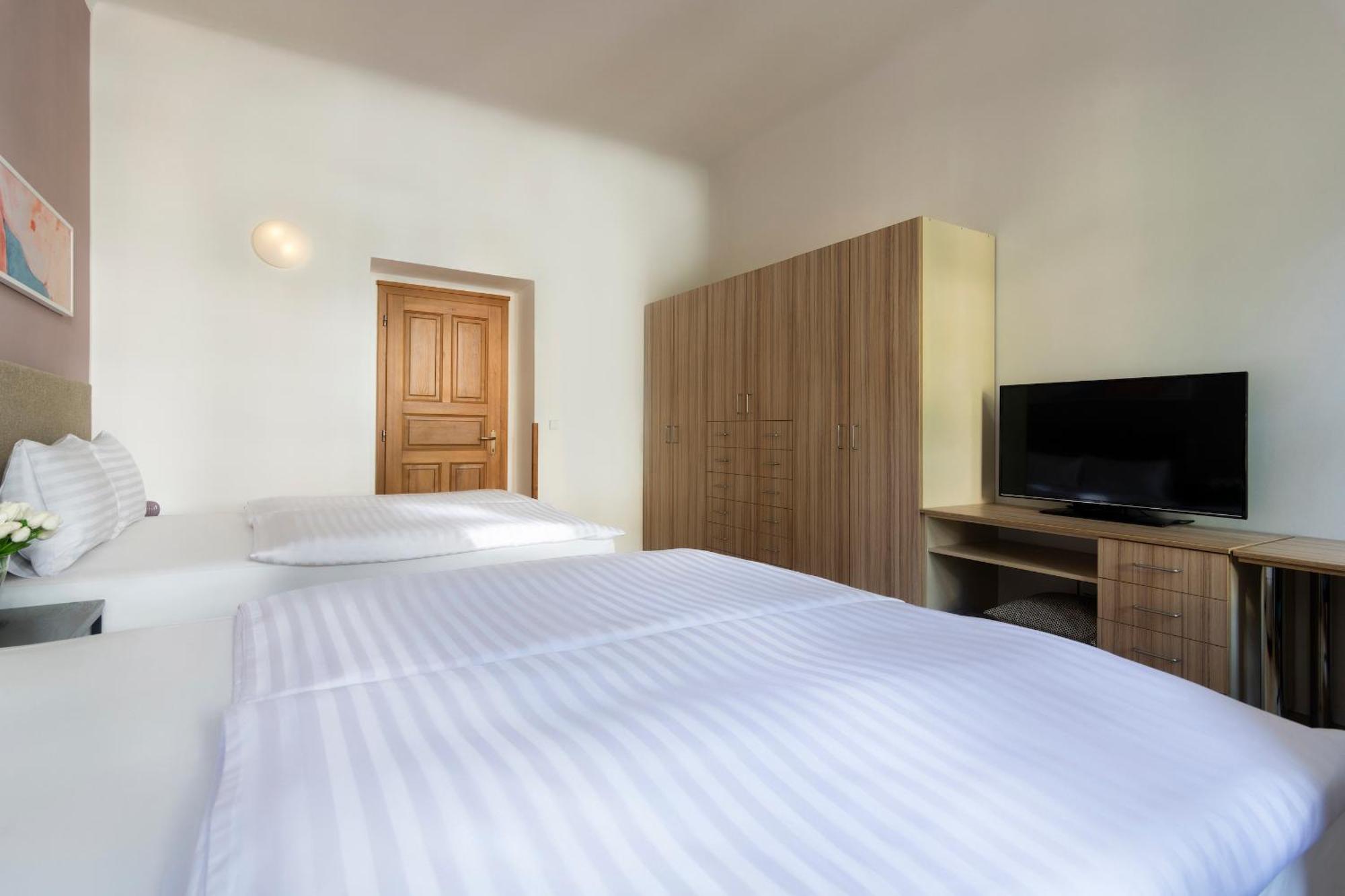 Bohemian Dreams Apartments And Suites By Dwellfort Prague Room photo